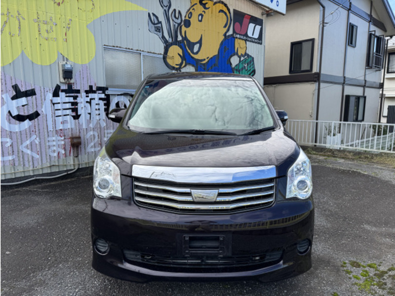 TOYOTA　NOAH