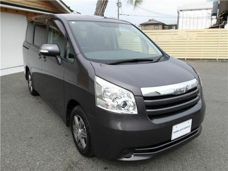 TOYOTA　NOAH