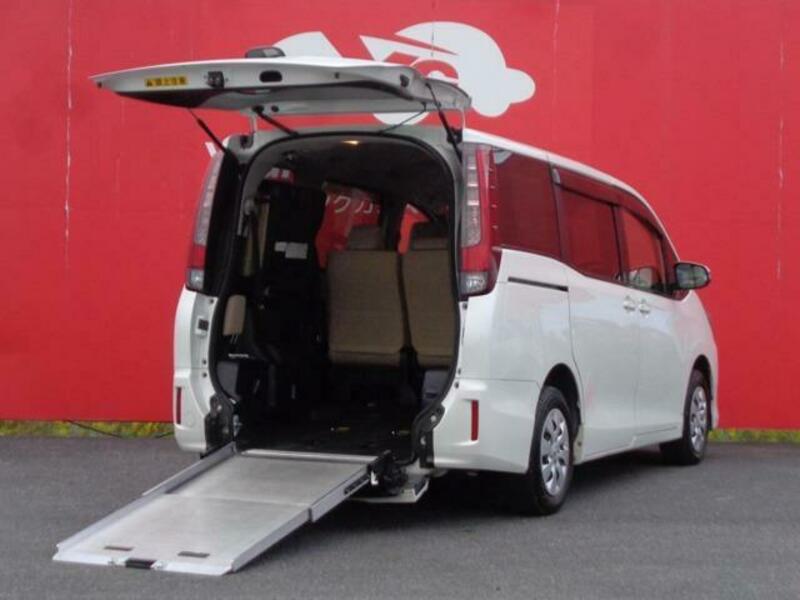 TOYOTA　NOAH