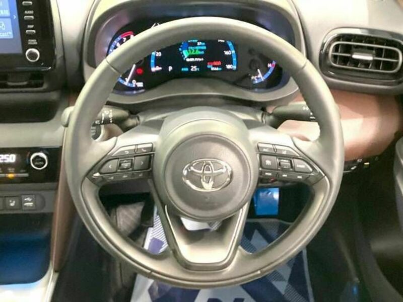 YARIS CROSS-8