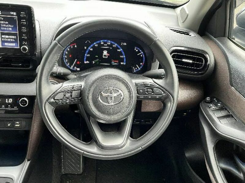 YARIS CROSS-13