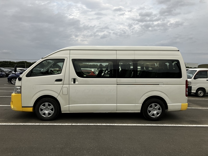 Hiace Commuter-1