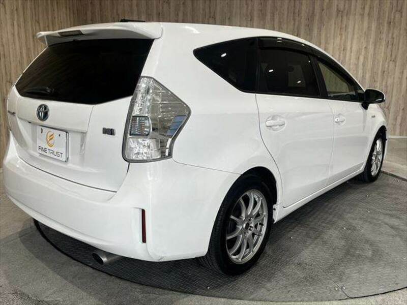 PRIUS ALPHA-13