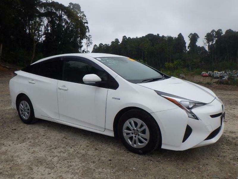 TOYOTA　PRIUS