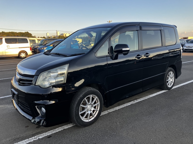 TOYOTA NOAH