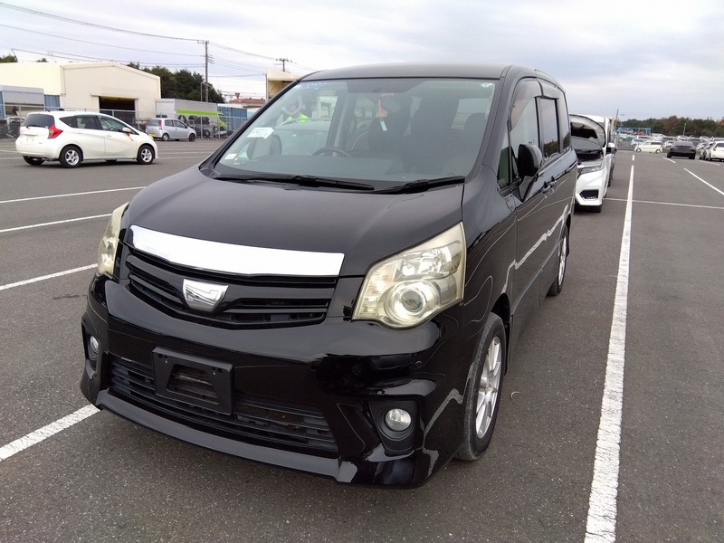 TOYOTA　NOAH