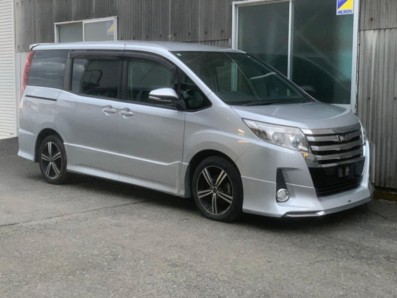 TOYOTA　NOAH