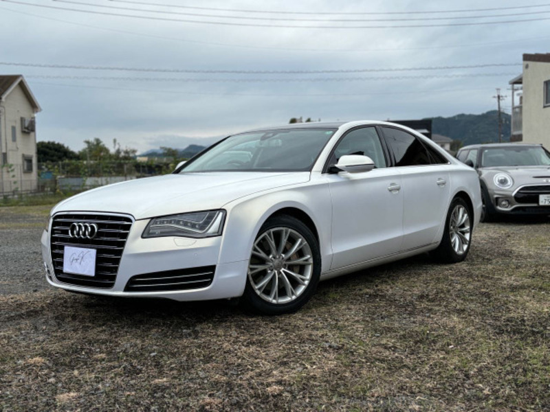 AUDI　A8