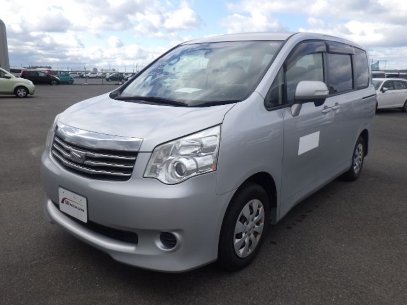 TOYOTA　NOAH