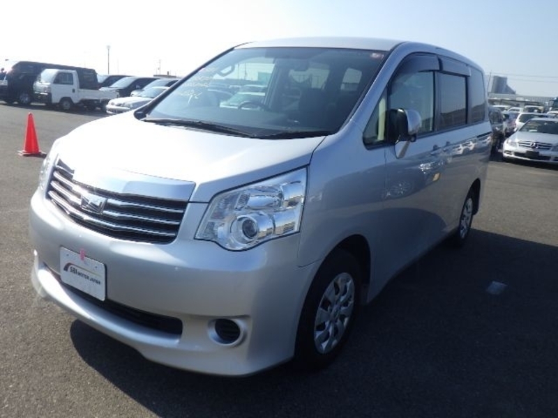 TOYOTA　NOAH