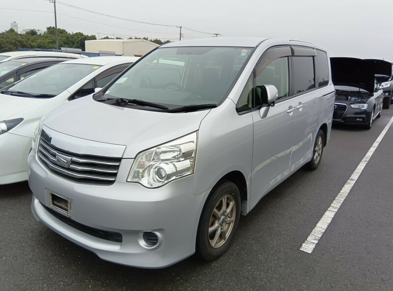 TOYOTA　NOAH