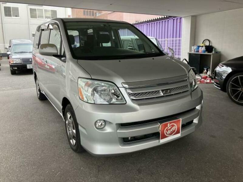 TOYOTA　NOAH