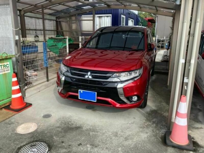 MITSUBISHI　OUTLANDER PHEV