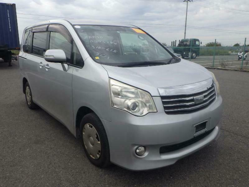 TOYOTA　NOAH