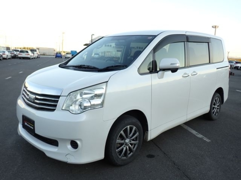 TOYOTA　NOAH