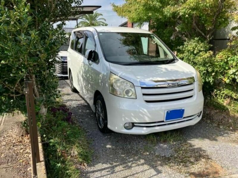 TOYOTA　NOAH