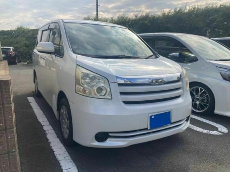 TOYOTA　NOAH