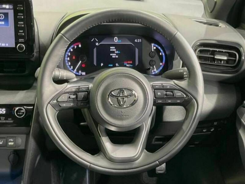 YARIS CROSS-12