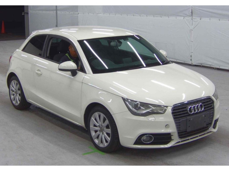 AUDI　A1