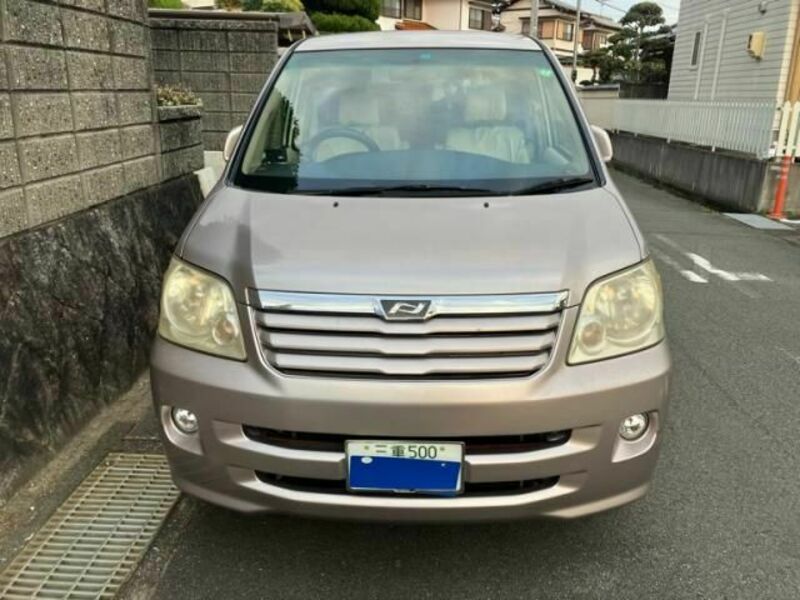 TOYOTA　NOAH