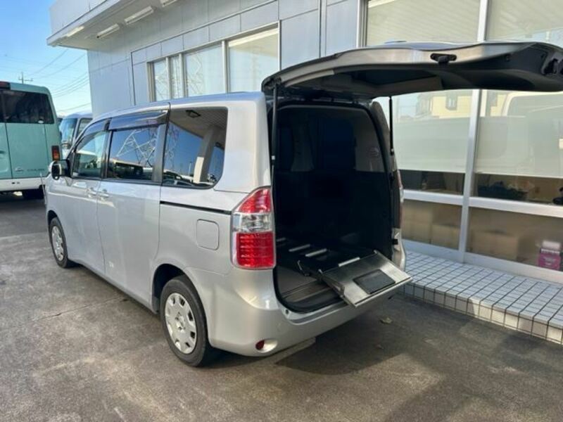 TOYOTA　NOAH