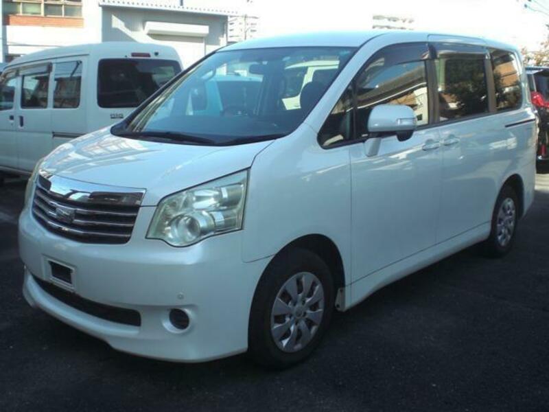 TOYOTA　NOAH