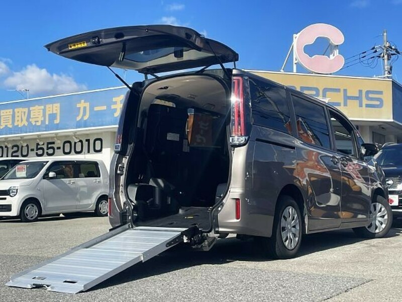 TOYOTA NOAH