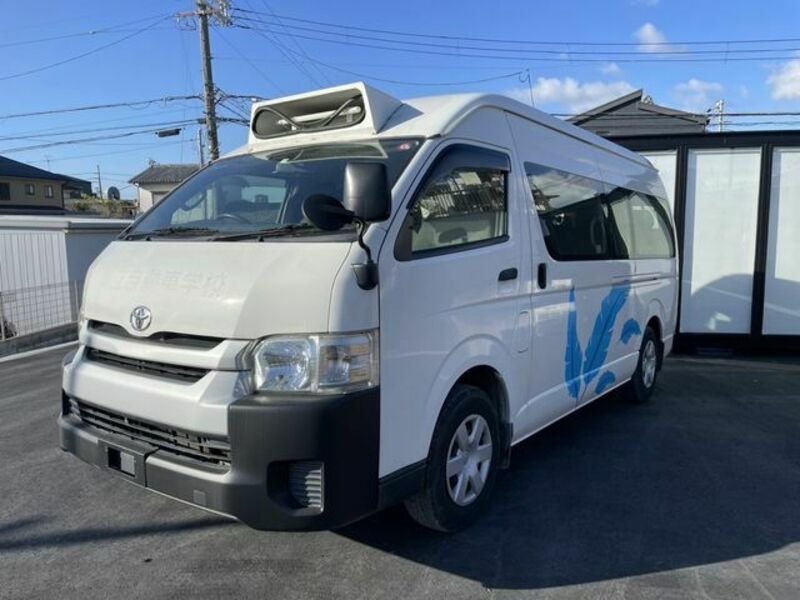 TOYOTA HIACE COMMUTER