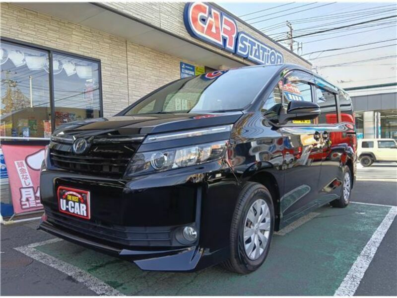 TOYOTA VOXY