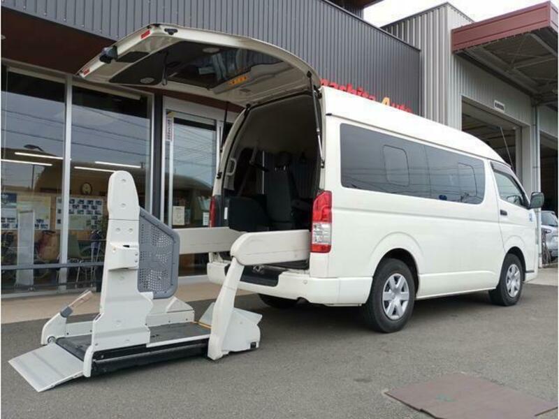 TOYOTA HIACE VAN