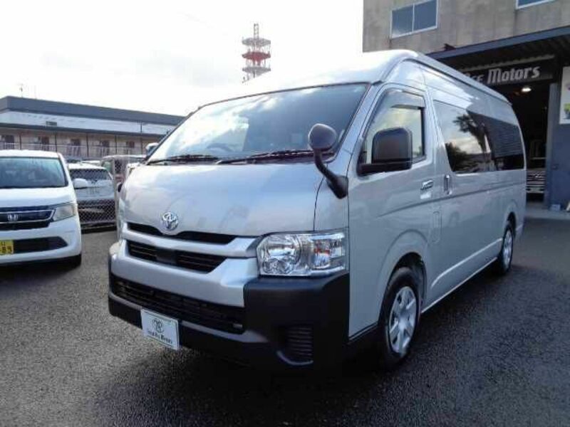 TOYOTA HIACE COMMUTER