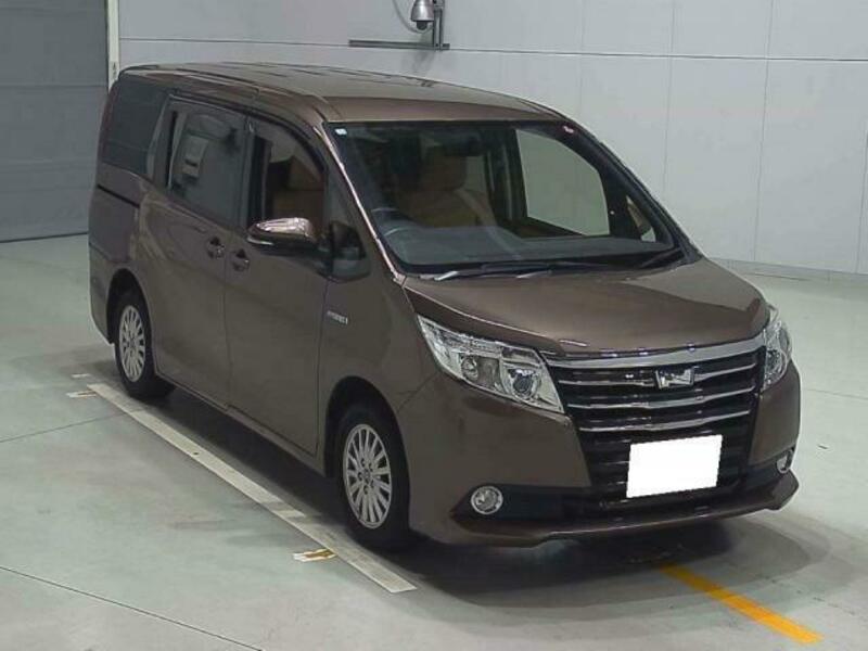 TOYOTA NOAH