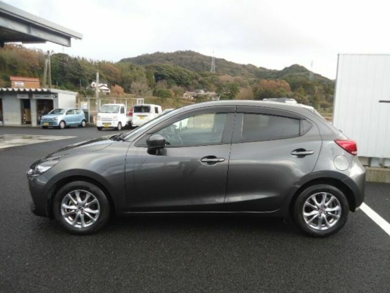 MAZDA2