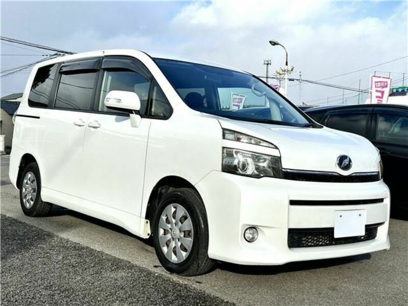 TOYOTA VOXY