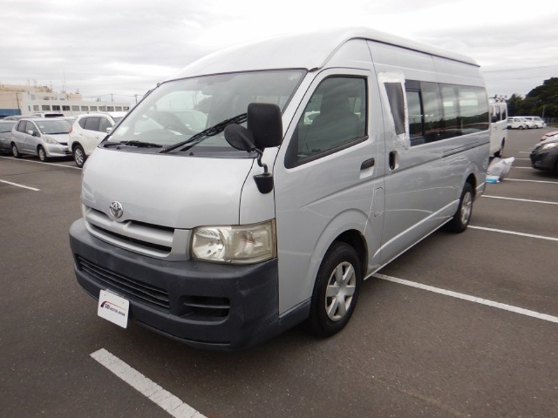 toyota hiace bus 2005 model