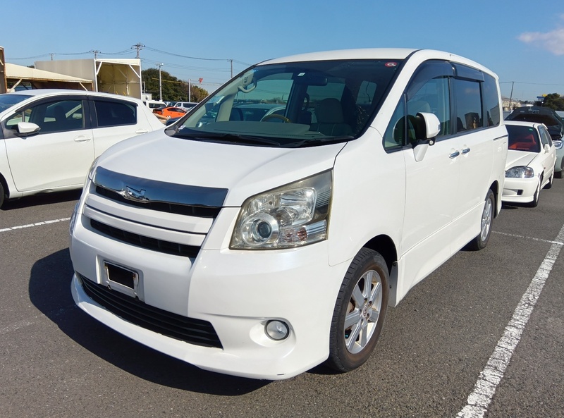 TOYOTA NOAH