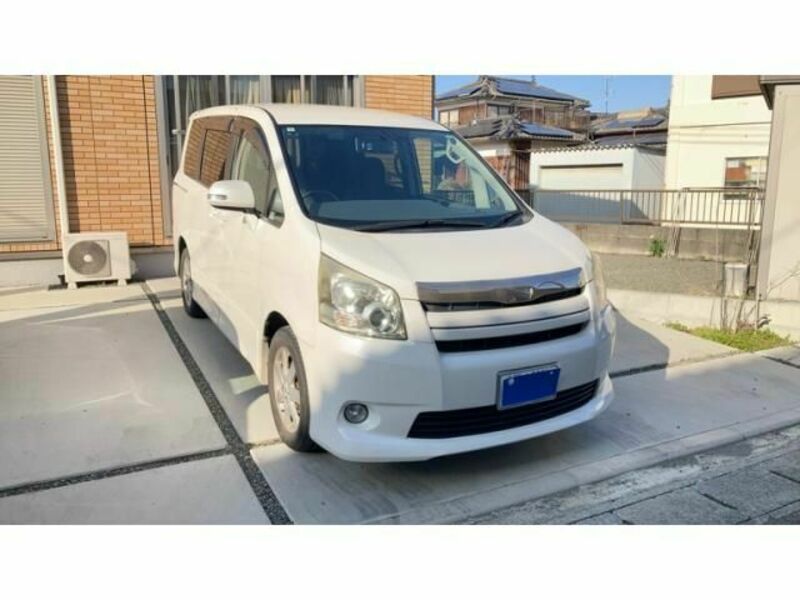 TOYOTA NOAH