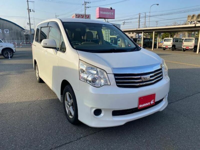 TOYOTA NOAH