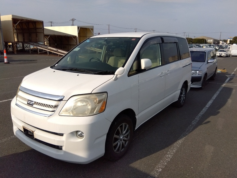 TOYOTA　NOAH