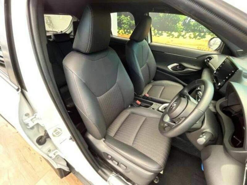 YARIS CROSS-8