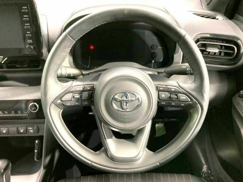 YARIS CROSS-13