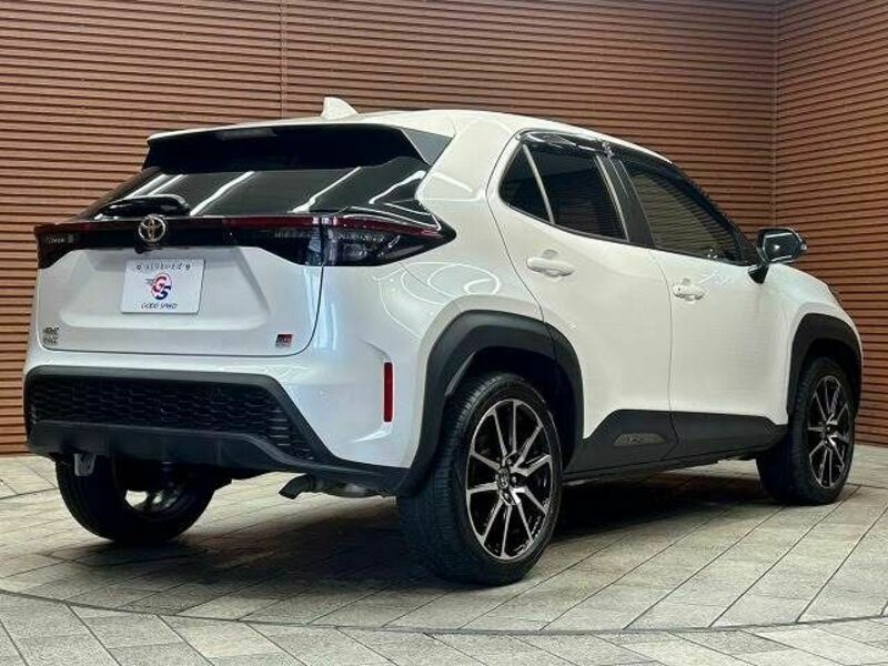 YARIS CROSS-15