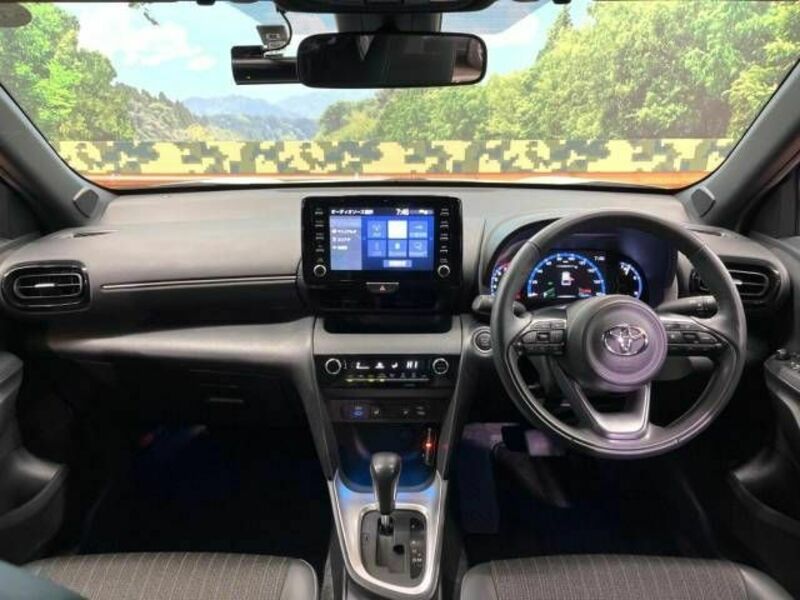 YARIS CROSS-1