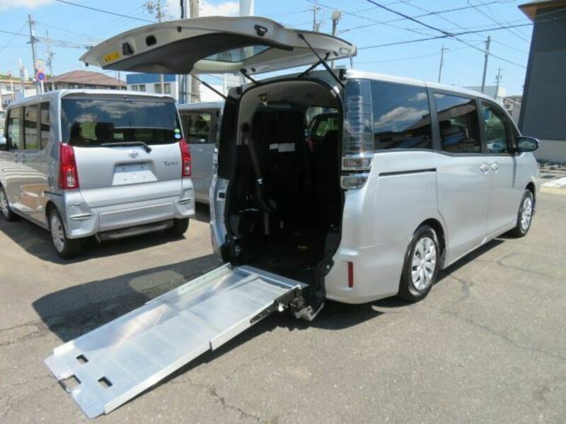 TOYOTA　VOXY