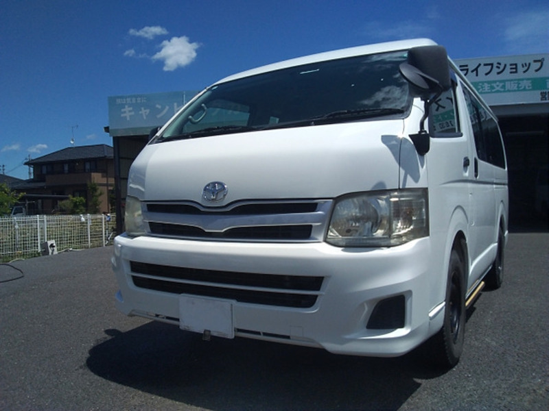 TOYOTA HIACE
