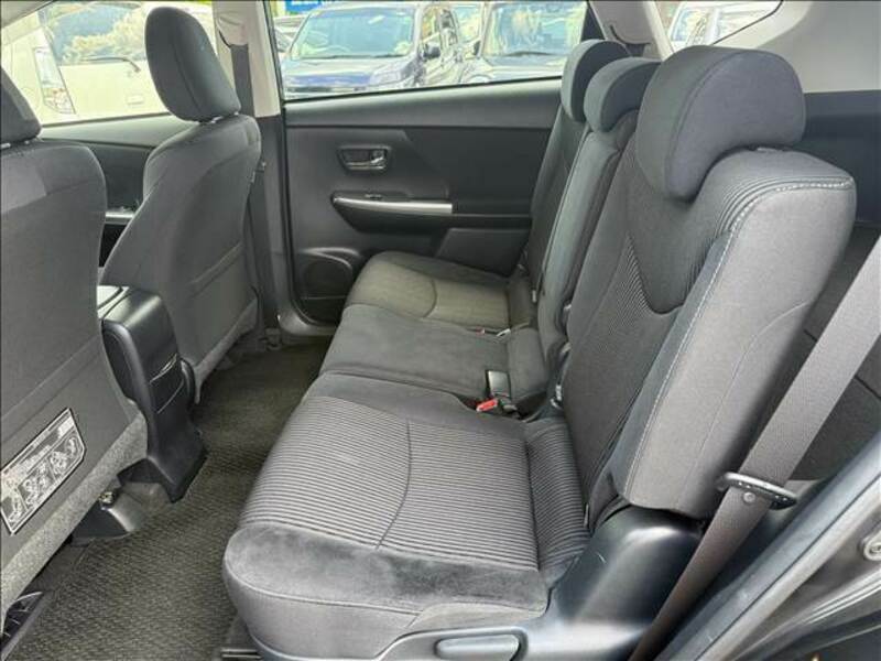 PRIUS ALPHA-9
