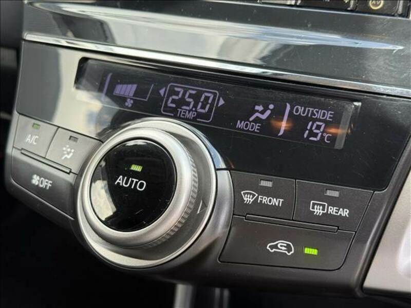 PRIUS ALPHA-11