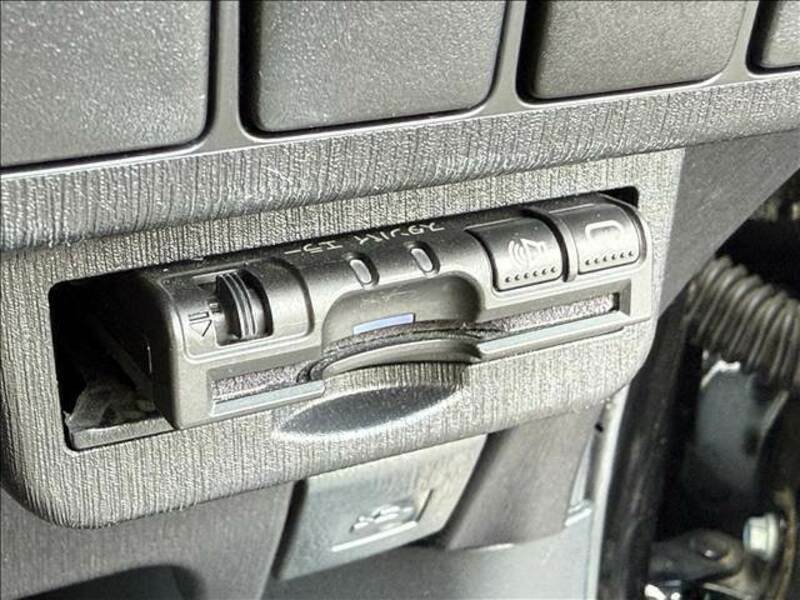 PRIUS ALPHA-13