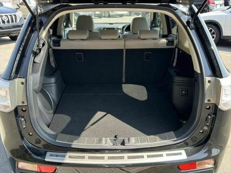 OUTLANDER PHEV-11