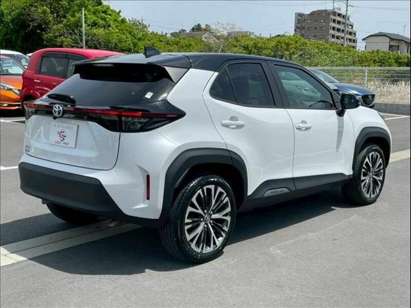 YARIS CROSS-16